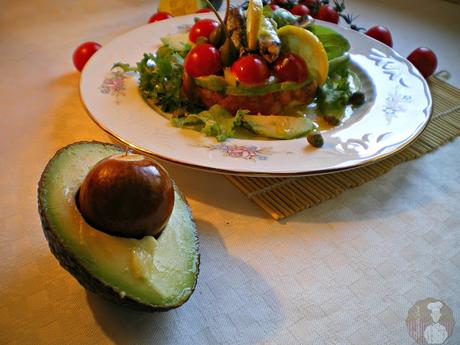 Tartar de tomates, pepino y aguacate con sardinitas