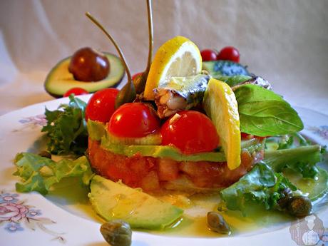 Tartar de tomates, pepino y aguacate con sardinitas