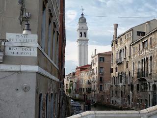 VENECIA, EL PUENTE DE CALATRAVA AL DESNUDO