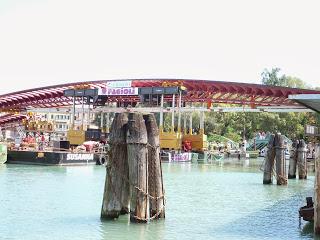 VENECIA, EL PUENTE DE CALATRAVA AL DESNUDO