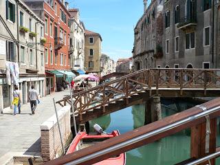 VENECIA, EL PUENTE DE CALATRAVA AL DESNUDO