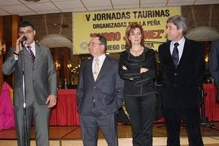 LA PEÑA CURRO JIMÉNEZ HACE ENTREGA DEL PREMIO NEPTUNO A MANUEL BENÍTEZ 'EL CORDOBÉS' LA PEÑA CURRO JIMÉNEZ HACE ENTREGA DEL PREMIO NEPTUNO A MANUEL BENÍTEZ 'EL CORDOBÉS'