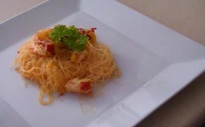 Noodles de arroz con langostinos y mango. Noodles de arroz con langostinos y mango.