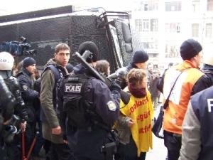 detenidos Ocupan Instituto Cervantes de Estambul en solidaridad con los trabajadores de Tekel