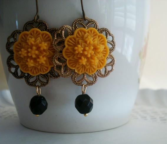 PENDIENTES ANTOINETTE OCRE Y NEGRO PENDIENTES ANTOINETTE OCRE Y NEGRO