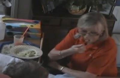 Suspenden a una cuidadora por comerse el almuerzo de una enferma durante meses Suspenden a una cuidadora por comerse el almuerzo de una enferma durante meses