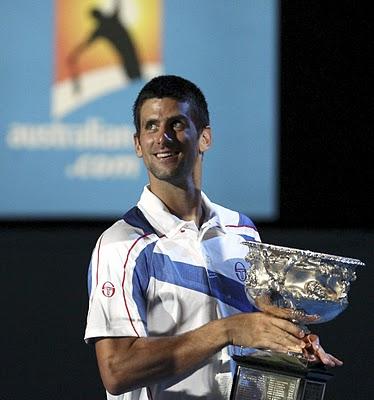 Djokovic vuelve a colarse entre Federer y Nadal para ganar su segundo Abierto de Australia Djokovic vuelve a colarse entre Federer y Nadal para ganar su segundo Abierto de Australia