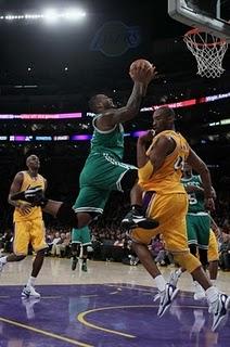 Los Boston Celtics vuelven a dar una lección de juego en equipo ante los Ángeles Lakers Los Boston Celtics vuelven a dar una lección de juego en equipo ante los Ángeles Lakers