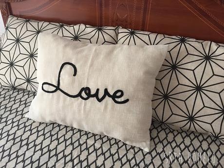 Cómo hacer una funda para cojín con palabras. Cómo hacer una funda para cojín con palabras.