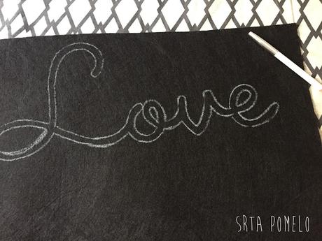 Cómo hacer una funda para cojín con palabras. Cómo hacer una funda para cojín con palabras.