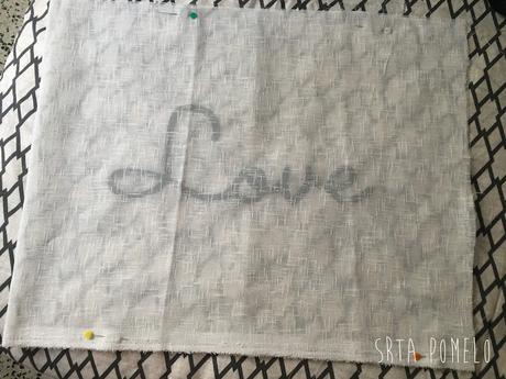 Cómo hacer una funda para cojín con palabras. Cómo hacer una funda para cojín con palabras.