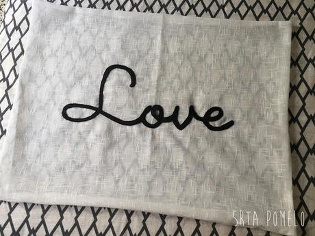 Cómo hacer una funda para cojín con palabras. Cómo hacer una funda para cojín con palabras.