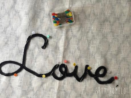 Cómo hacer una funda para cojín con palabras. Cómo hacer una funda para cojín con palabras.