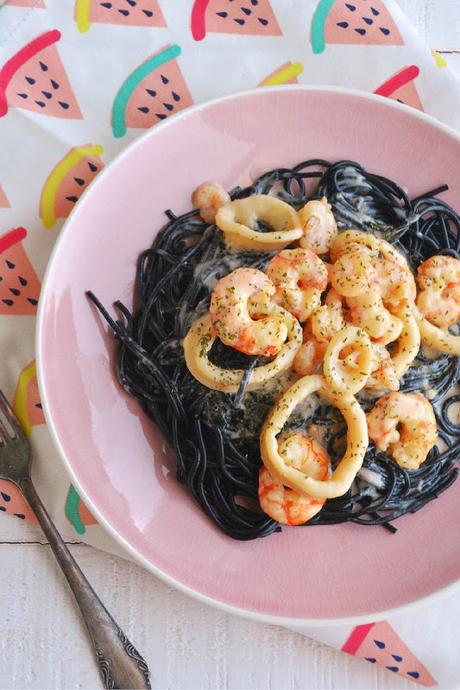 Espaguetis negros con calamares y gambas en salsa cremosa de vino blanco