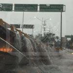 Video: Fuerte lluvia deja carros varados y bardas caídas en SLP