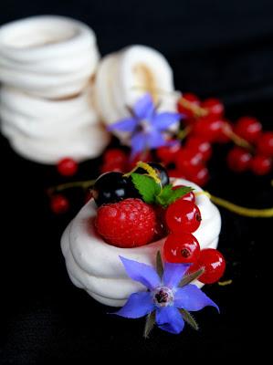 Mini pavlovas rellenas de crema de limón y frutos del bosque