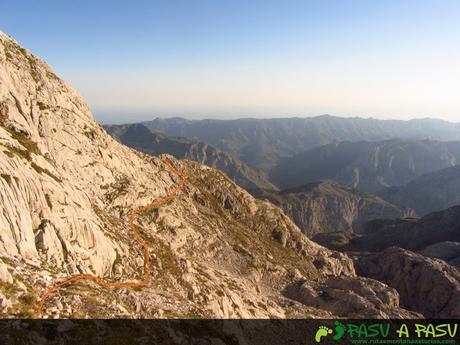 Bajando a Bulnes desde el Jou de los Cabrones