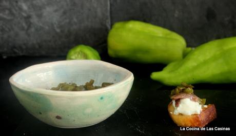 Aperitivo: Montadito de Queso Crema, Pimiento Verde Confitado y Anchoas del Cantábrico