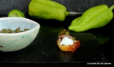 Aperitivo: Montadito de Queso Crema, Pimiento Verde Confitado y Anchoas del Cantábrico