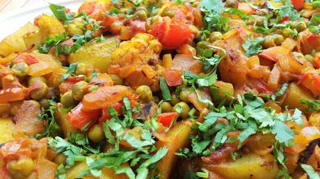 Aloo Gobi o Guiso especiado de patatas y coliflor // Spicy Indian-Style Potato and Cauliflover