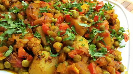 Aloo Gobi o Guiso especiado de patatas y coliflor // Spicy Indian-Style Potato and Cauliflover