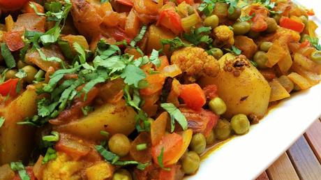 Aloo Gobi o Guiso especiado de patatas y coliflor // Spicy Indian-Style Potato and Cauliflover