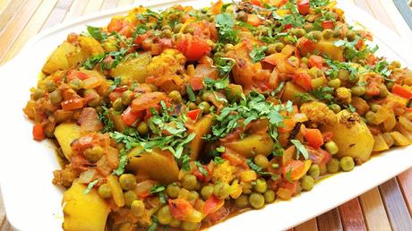 Aloo Gobi o Guiso especiado de patatas y coliflor // Spicy Indian-Style Potato and Cauliflover