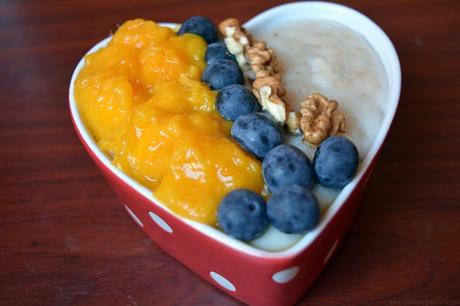 Gachas de avena con mango y arándanos