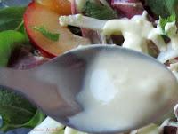 Ensalada de hinojo, ciruelas y melón,  con salsa de queso sin lactosa