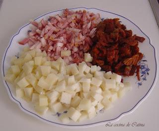 Cake salado con tomate seco, queso y beicon