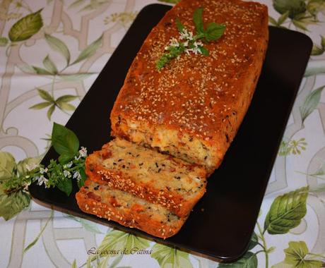 Cake salado con tomate seco, queso y beicon