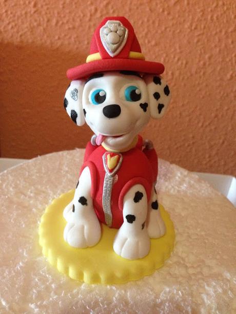 Tarta kit kat con modelado de Marshall, oreos con chocotransfer de la Patrulla canina y bolas de donut decoradas