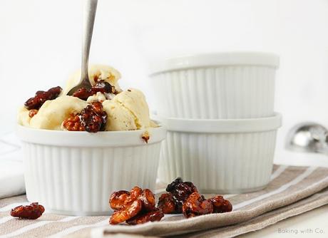 helado de vainilla con nueces caramelizadas