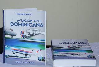 Tapia y su nuevo libro “Aviación civil dominicana: barca de los aires”.