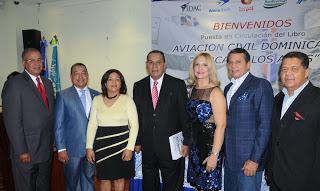 Tapia y su nuevo libro “Aviación civil dominicana: barca de los aires”.