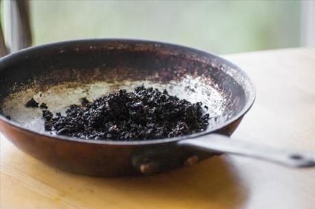 ¡Lo que aplica esta mujer en su bumbum es algo que todos tenemos en casa, pero ninguno lo usa! ¡Lo que aplica esta mujer en su bumbum es algo que todos tenemos en casa, pero ninguno lo usa!