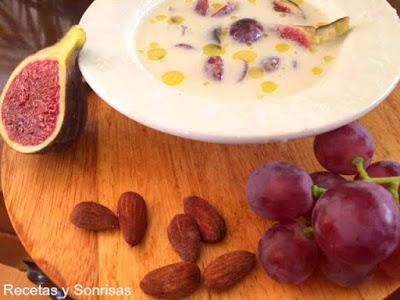 AJOBLANCO CON UVAS E HIGOS