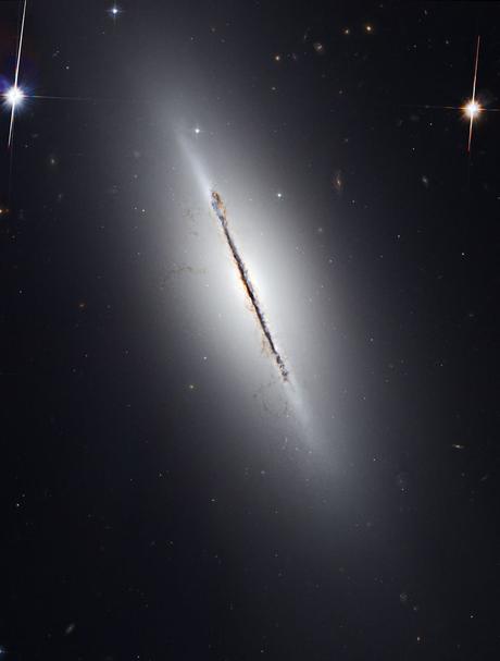 La galaxia NGC 5866 de canto