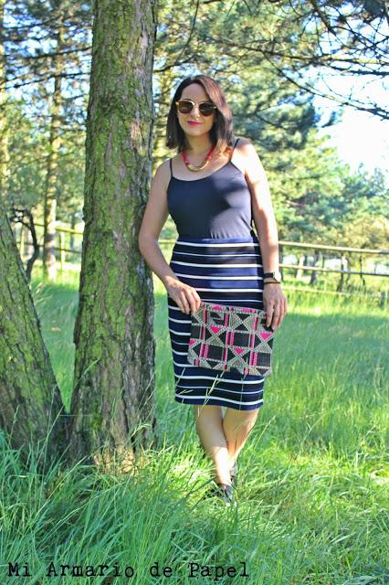 Cómo Combinar una Falda de Tubo con Rayas - 3 Mezcla de estampados
