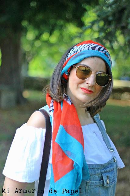 Ideas para Combinar un Peto Corto - 2 Aportar color a un look con un pañuelo en la cabeza