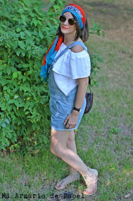 Ideas para Combinar un Peto Corto - 2 Combinar un peto denim corto con blusa escote Bardot