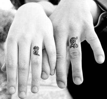 Alternativa a la alianza de boda…tatua tu anillo de boda! initials-wedding-ring-tattoo