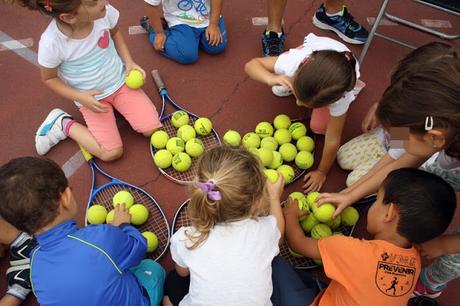 Fiesta de la Risa y el Movimiento juego tenis niños arucas