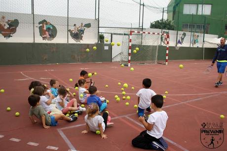 Fiesta de la Risa y el Movimiento juego pelotas tenis niños arucas