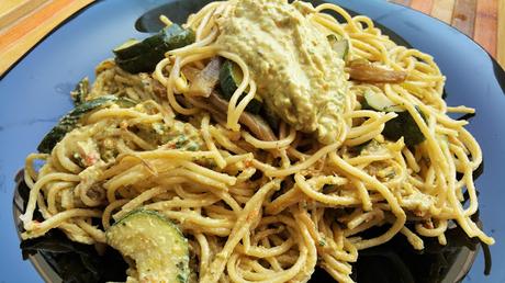 Espaguetis con salsa cremosa de tofu y albahaca // Vegan Tofu and Basil Creamy Spaghetti