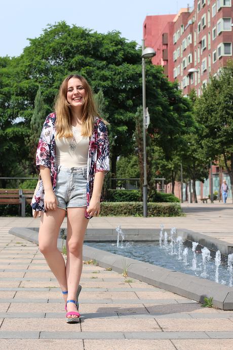 Outfit con kimono de flores y body