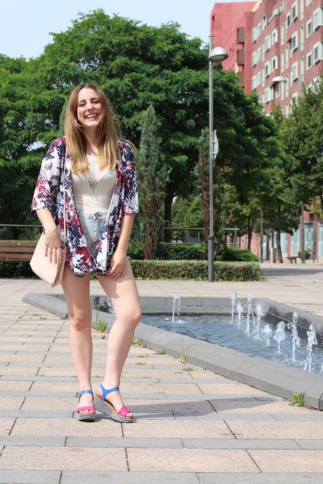 Outfit con kimono de flores y body