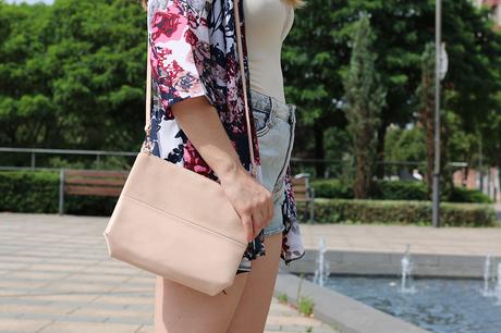 Outfit con kimono de flores y body