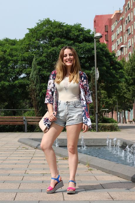 Outfit con kimono de flores y body