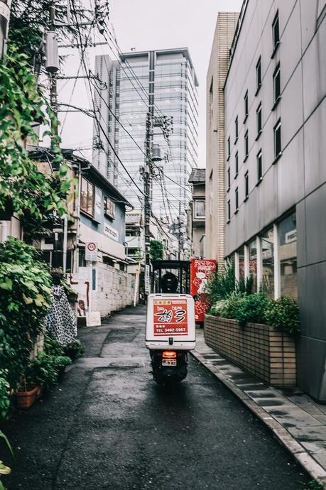 Tokyo_Travel_Guide-Fish_Market-Harajuku-Levis_Denim_Skirt-Off_The_Shoulders_Top-YSL_Sneakers-Outfit-Collage_Vintage-Street_Style-171